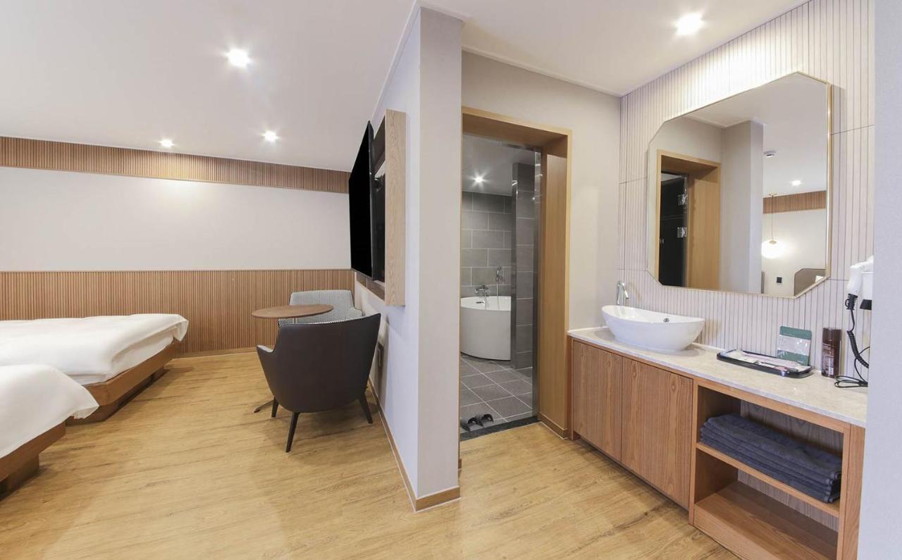 H Avenue Hotel In คยองจู ภายนอก รูปภาพ